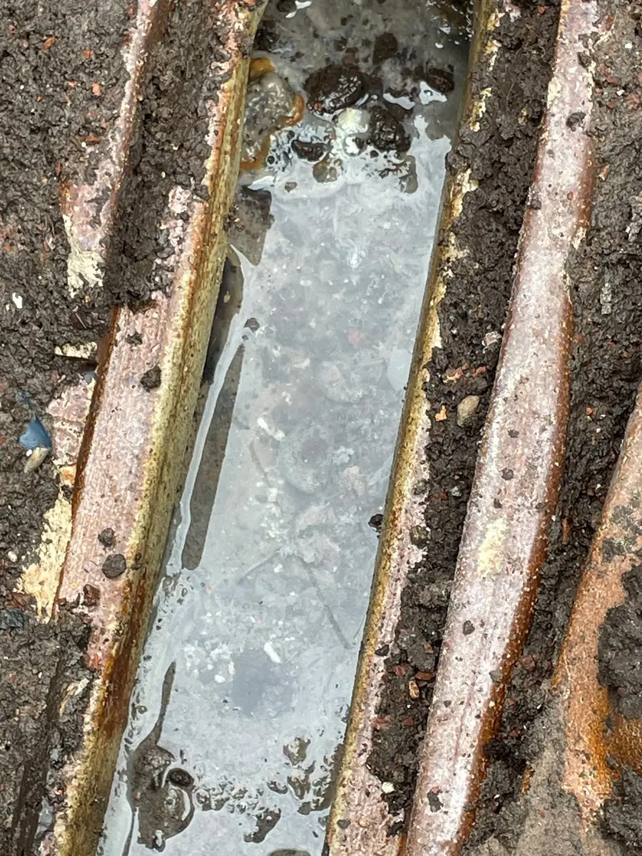 Channel in the base of an inspection chamber
