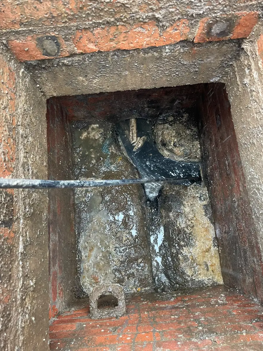 Jet hose working in a chamber backed up with waste